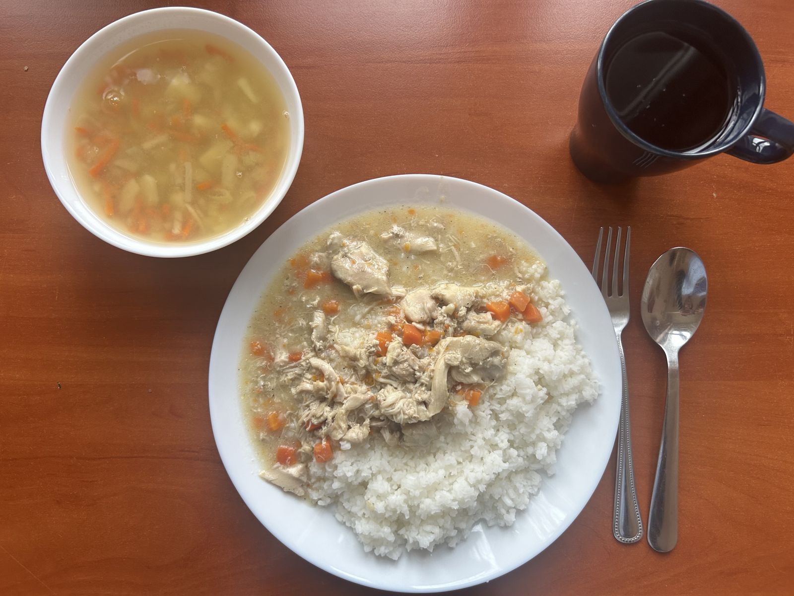 Zupa ziemniaczana, potrawka z kurczaka z marchewką, ryż biały gotowany, kompot