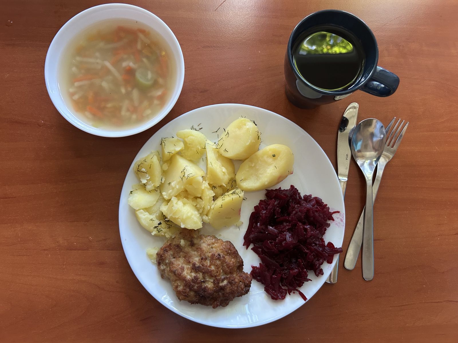 Zupa ryżowa, kotlet mielony, ziemniaki gotowane, buraki tarte, kompot