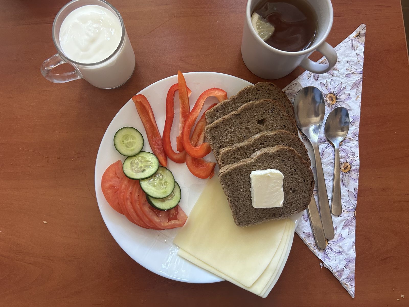 Chleb żytni, pomidor, ogórek, papryka, ser żółty, herbata