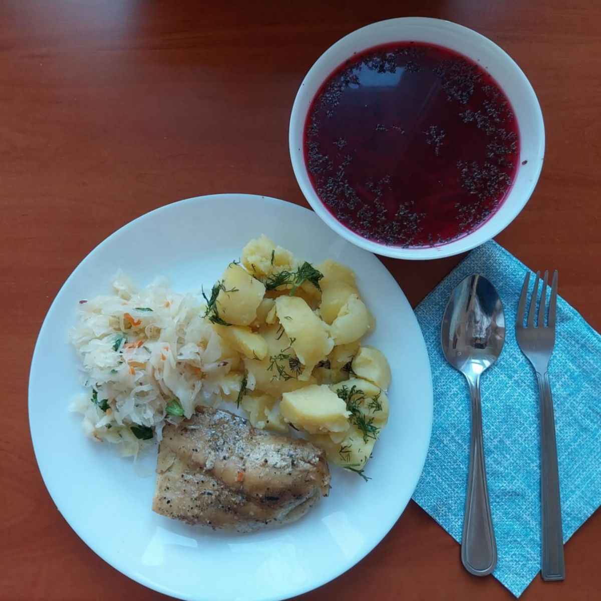 barszcz, filet rybny z ziemniakami i surówką z kiszonej kapusty, kompot