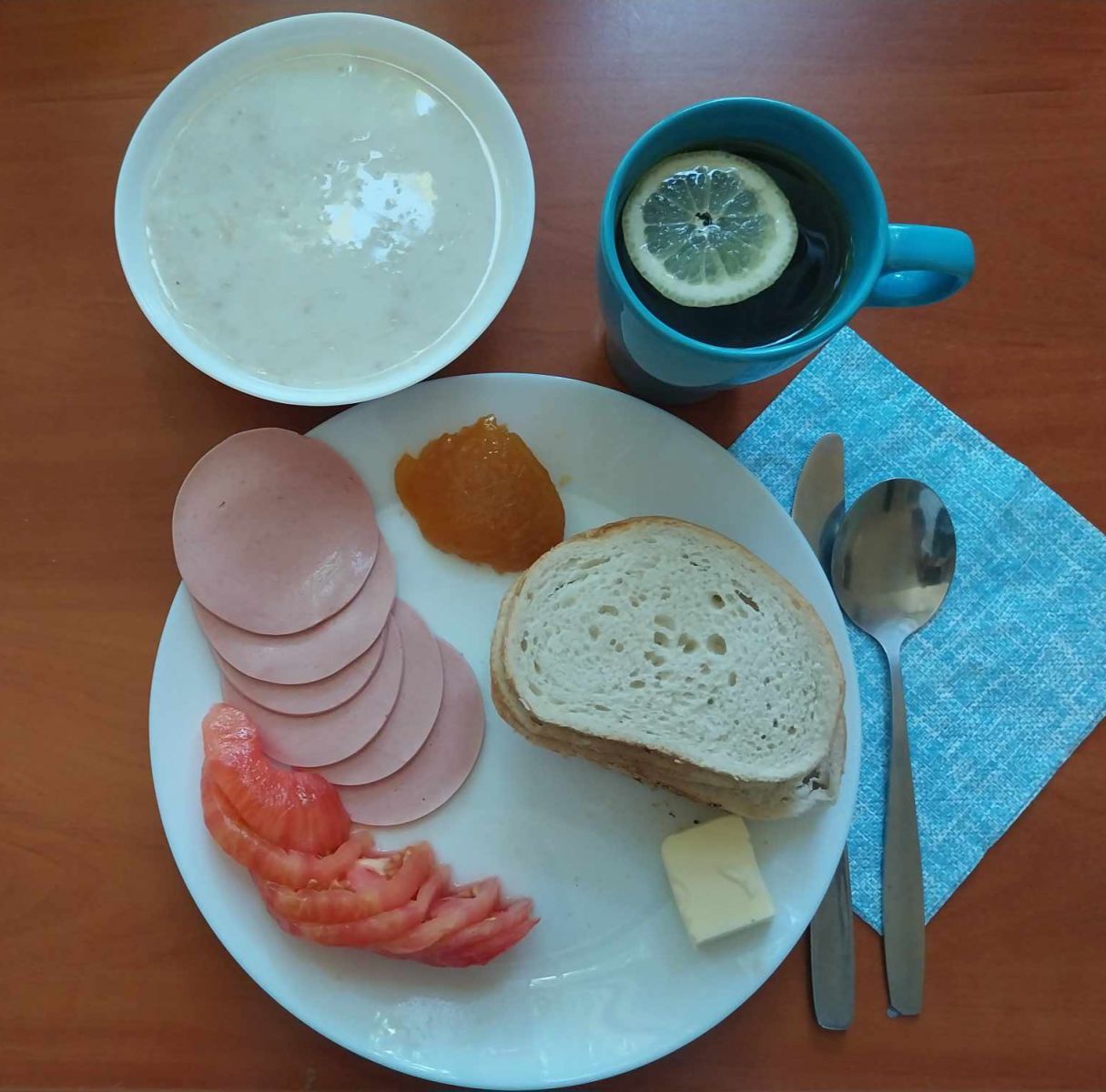 zupa mleczna, kanapki z wędliną i pomidorem, herbata z cytryną