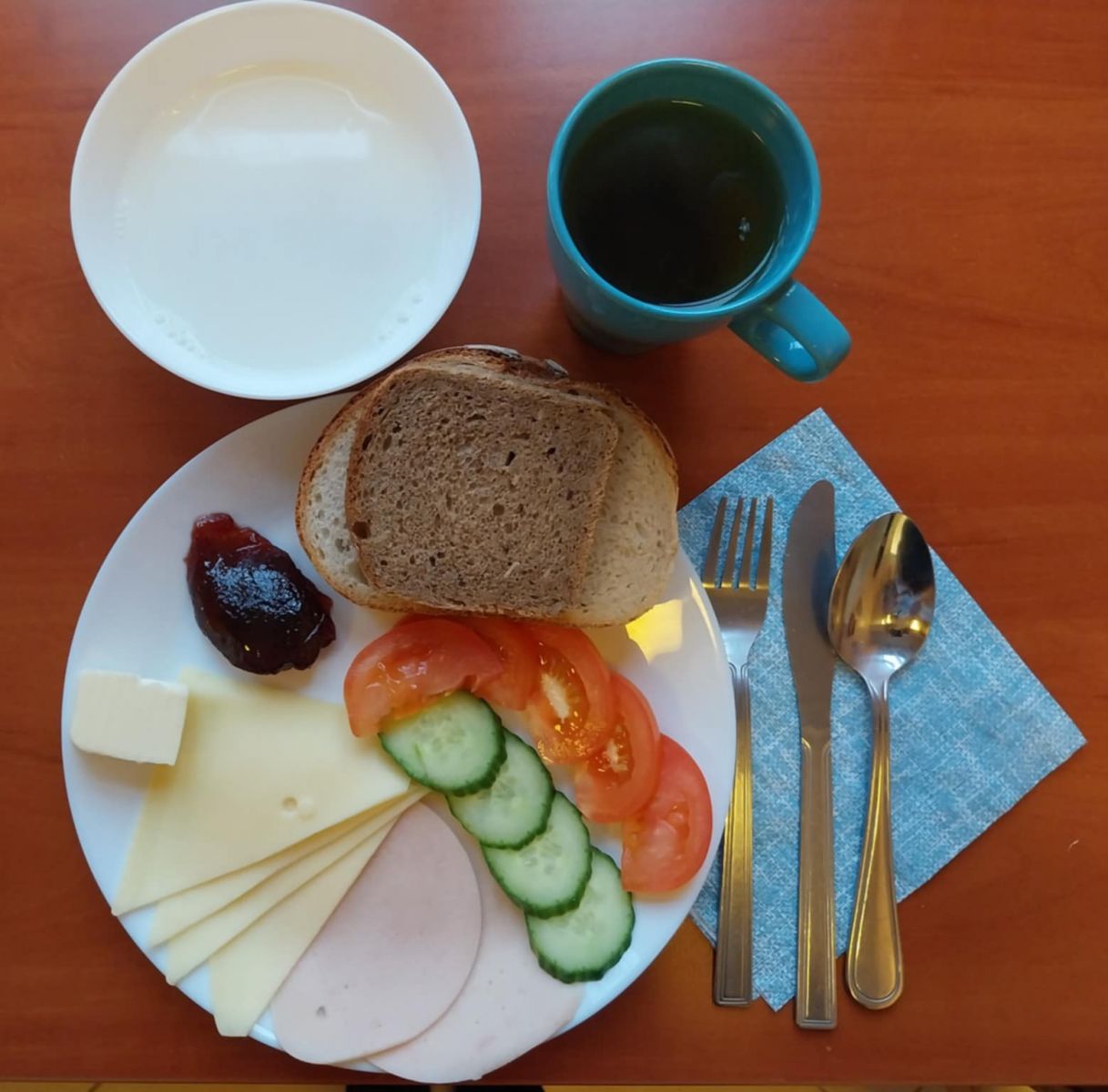 zupa mleczna, dżem, kanapki z serem, wędliną i warzywami, herbata z cytryną