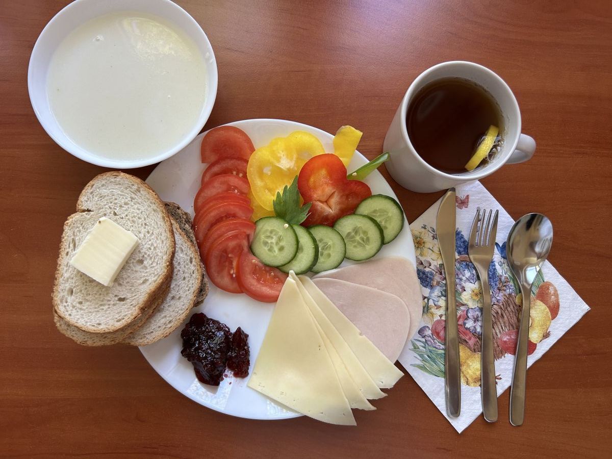 Kasza manna, chleb pszenny i żytni, pomidor, ogórek, papryka, wędlina, ser żółty, dżem