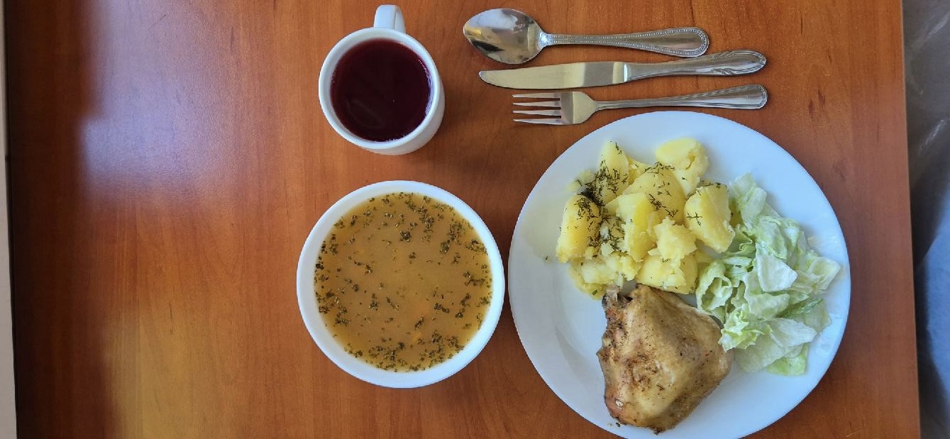 Zupa kalafiorowa, karkówka, ziemniaki, surówka z kapusty czerwonej, kompot