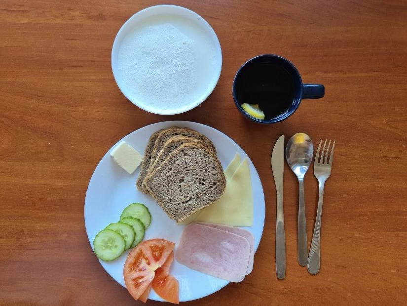 Chleb żytni, pomidor, ogórek, wędlina, ser żółty