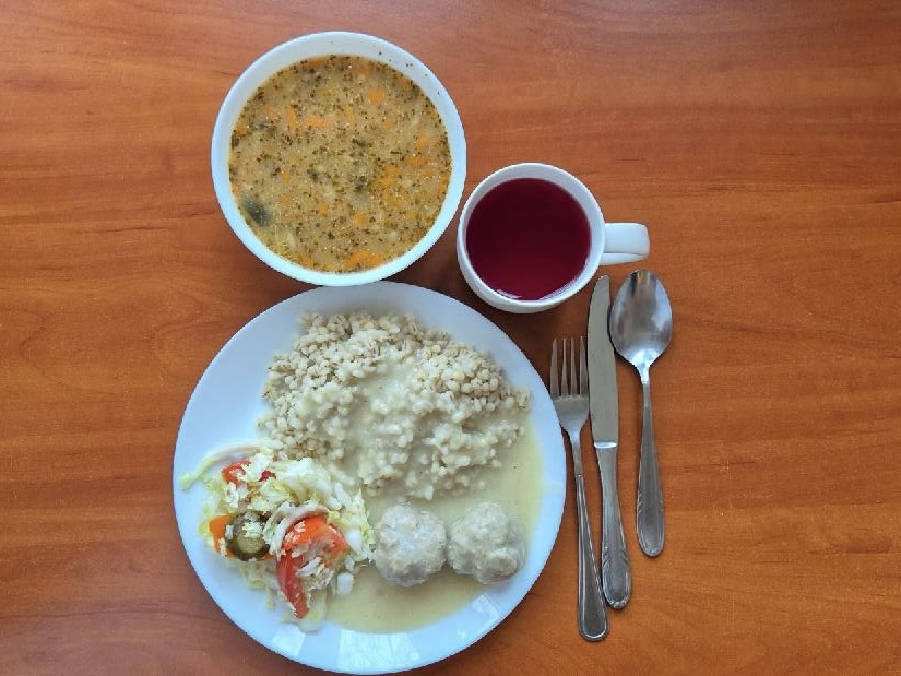 Zupa grochowa, pulpety w sosie, kasza jęczmienna, surówka z kapusty , kompot