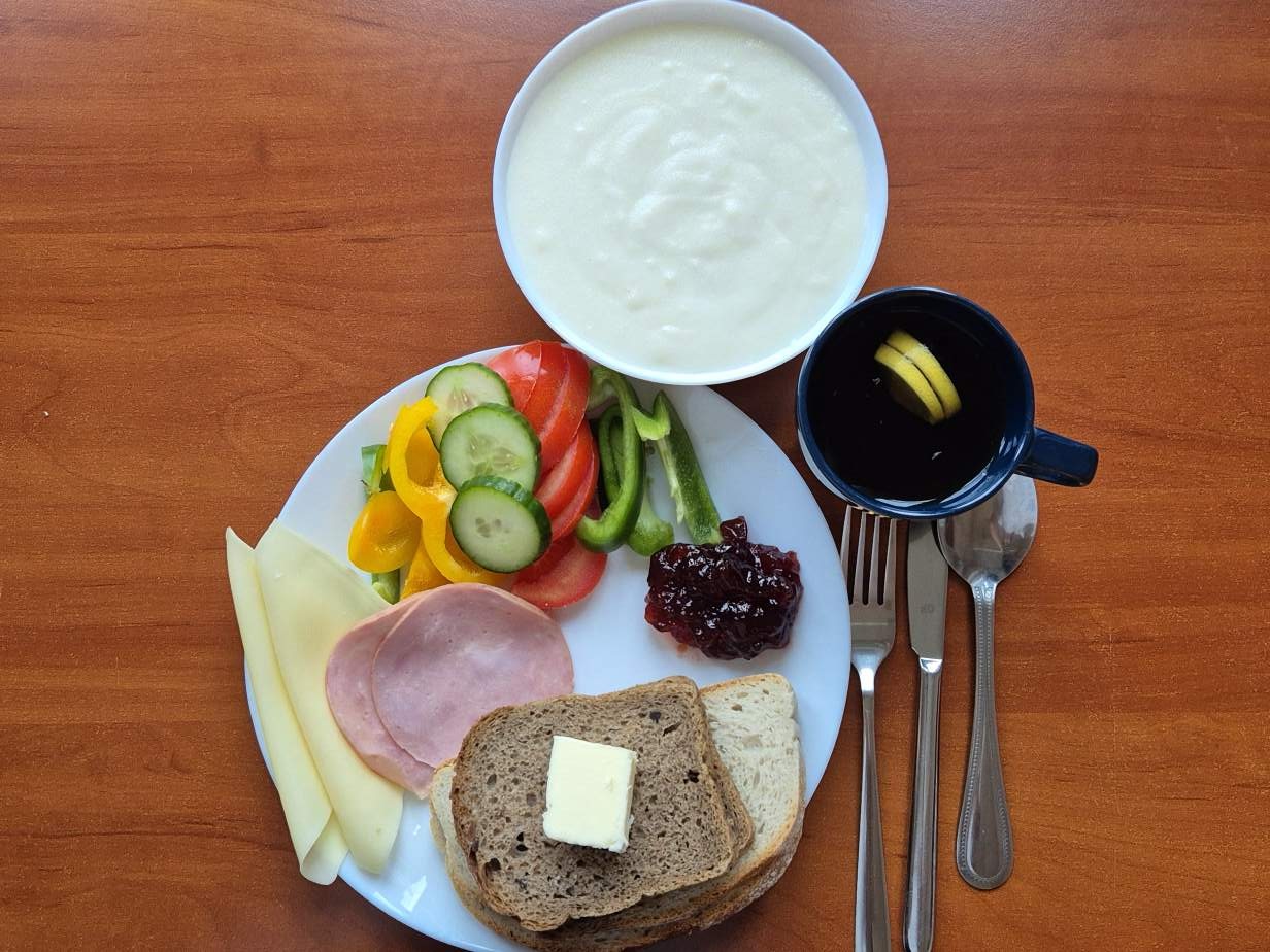 Kasza manna, chleb pszenny i żytni, pomidor, ogórek, papryka, wędlina, ser żółty, dżem