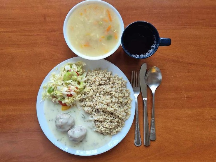 Zupa grochowa, pulpety w sosie, kasza jęczmienna, surówka z kapusty , kompot