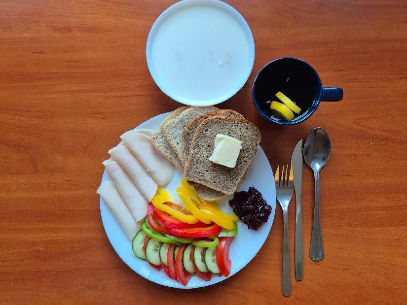 Makaron na mleku, chleb pszenny i żytni, pomidor, ogórek, papryka, wędlina, dżem