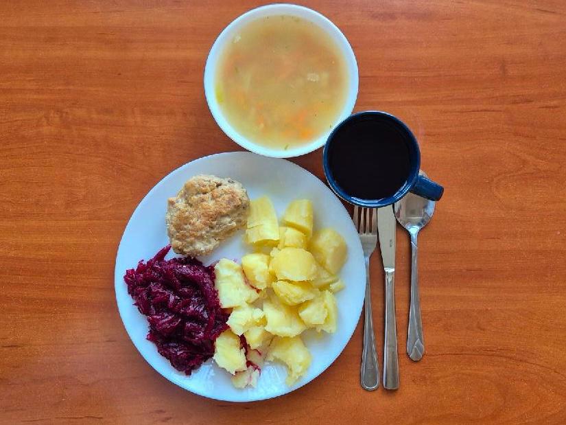 Zupa ogórkowa, kotlet mielony, ziemniaki gotowane, buraki tarte, kompot