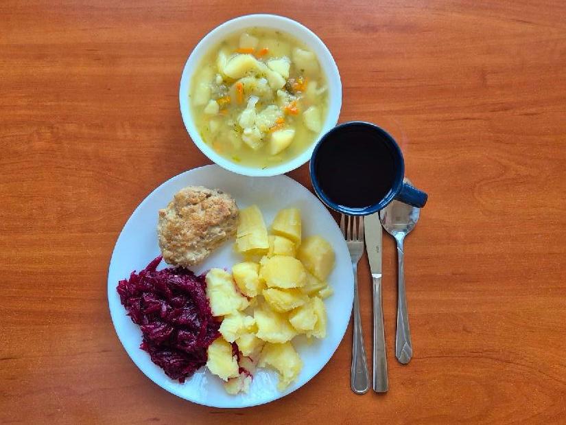 Zupa ryżowa, kotlet mielony, ziemniaki gotowane, buraki tarte, kompot