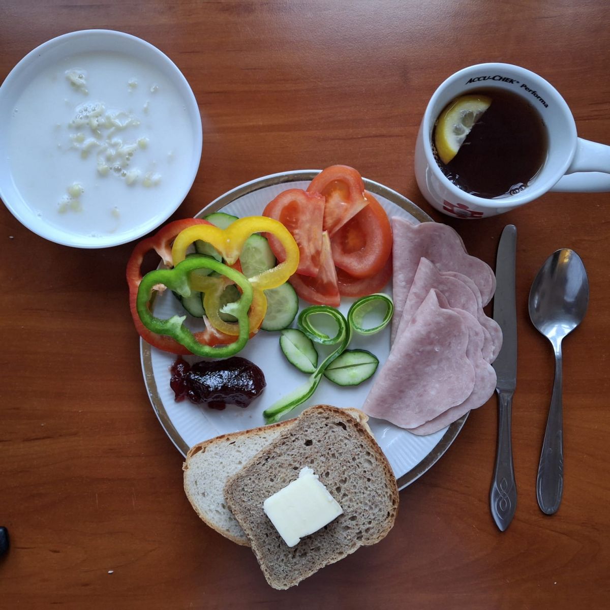 Makaron na mleku, chleb pszenny i żytni, pomidor, ogórek, papryka, wędlina, dżem