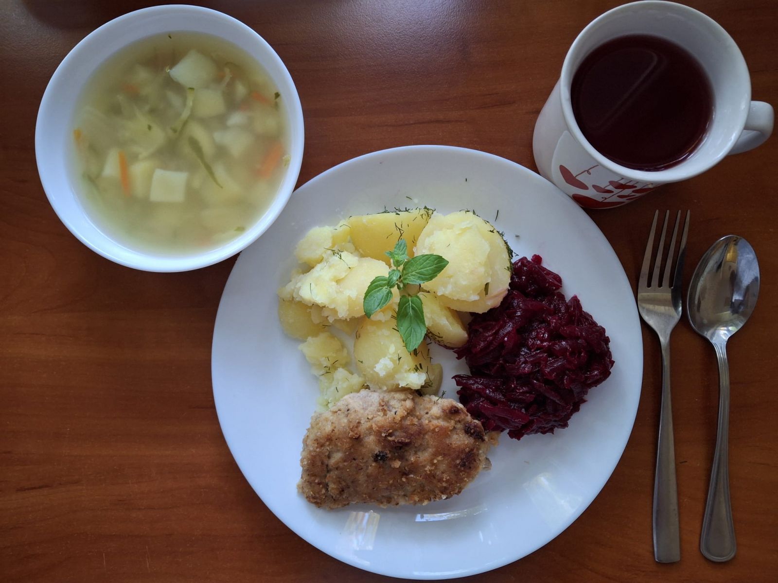 Zupa ogórkowa, kotlet mielony, ziemniaki gotowane, buraki tarte, kompot