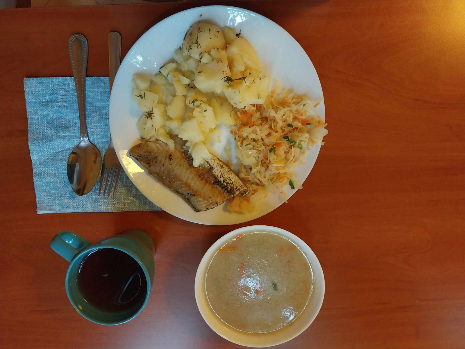 zupa, filet rybny, ziemniaki, surówka z kiszonej kapusty, kompot