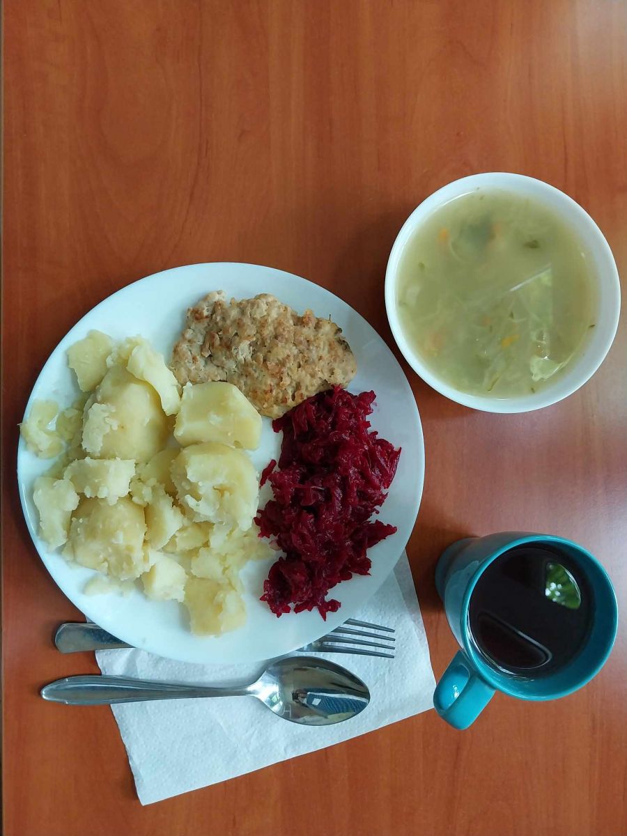 zupa ogórkowa, kotlet mielony, ziemniaki, buraki, kompot