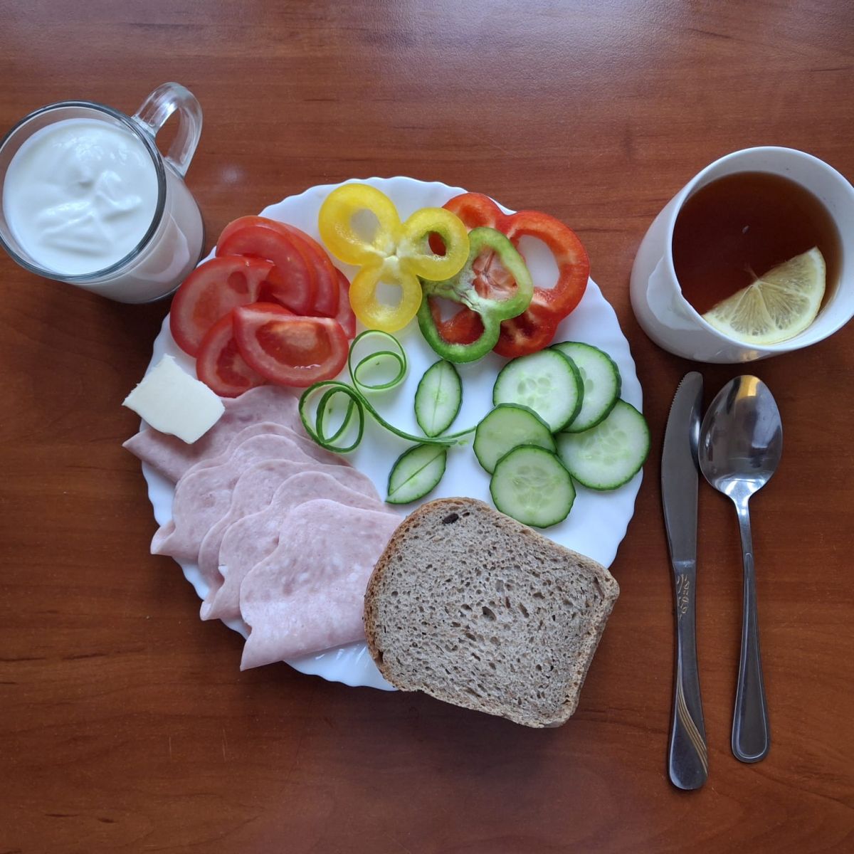 Chleb żytni, pomidor, ogórek, papryka, wędlina, masło, herbata