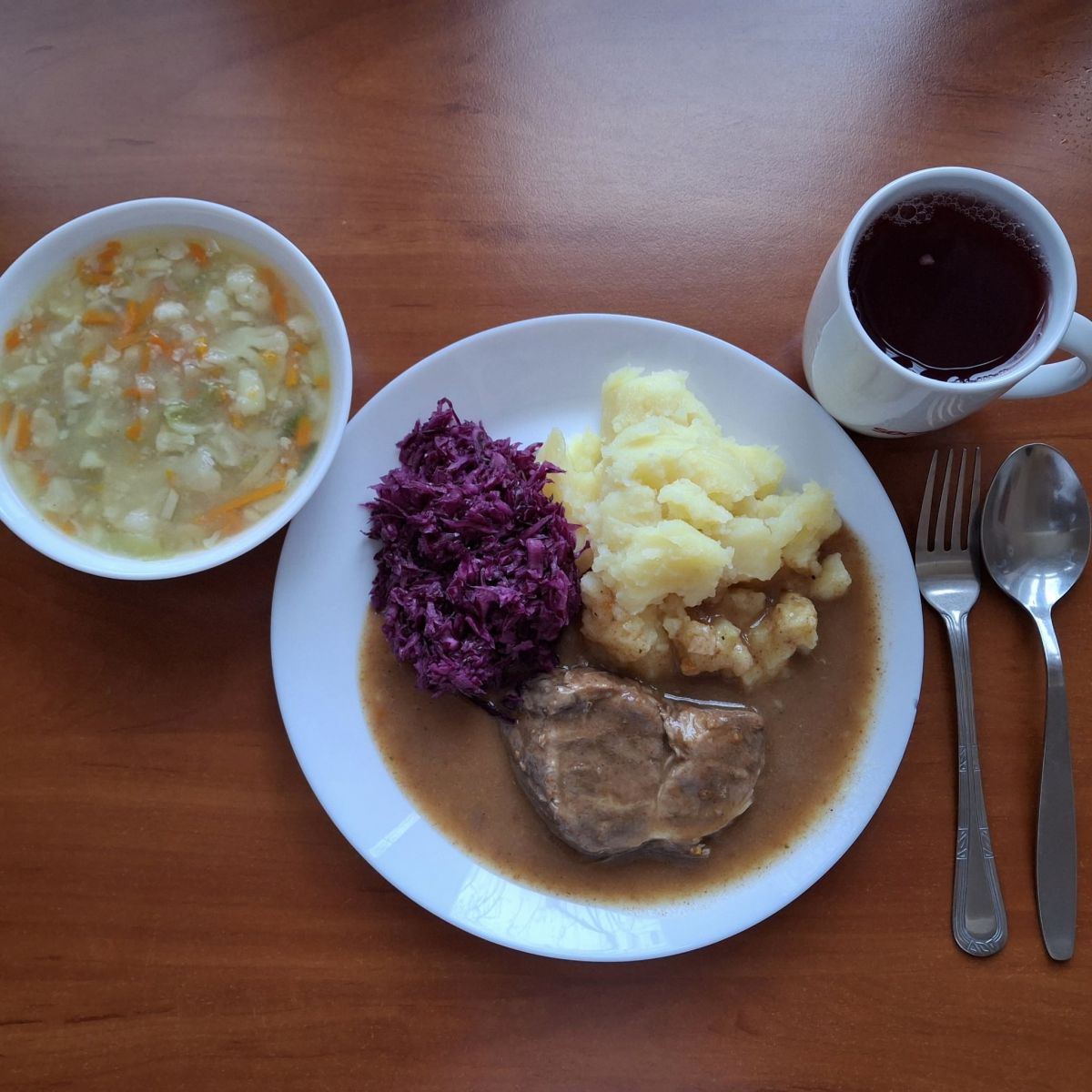 Zupa kalafiorowa, karkówka, ziemniaki, surówka z czerwonej kapusty, kompot