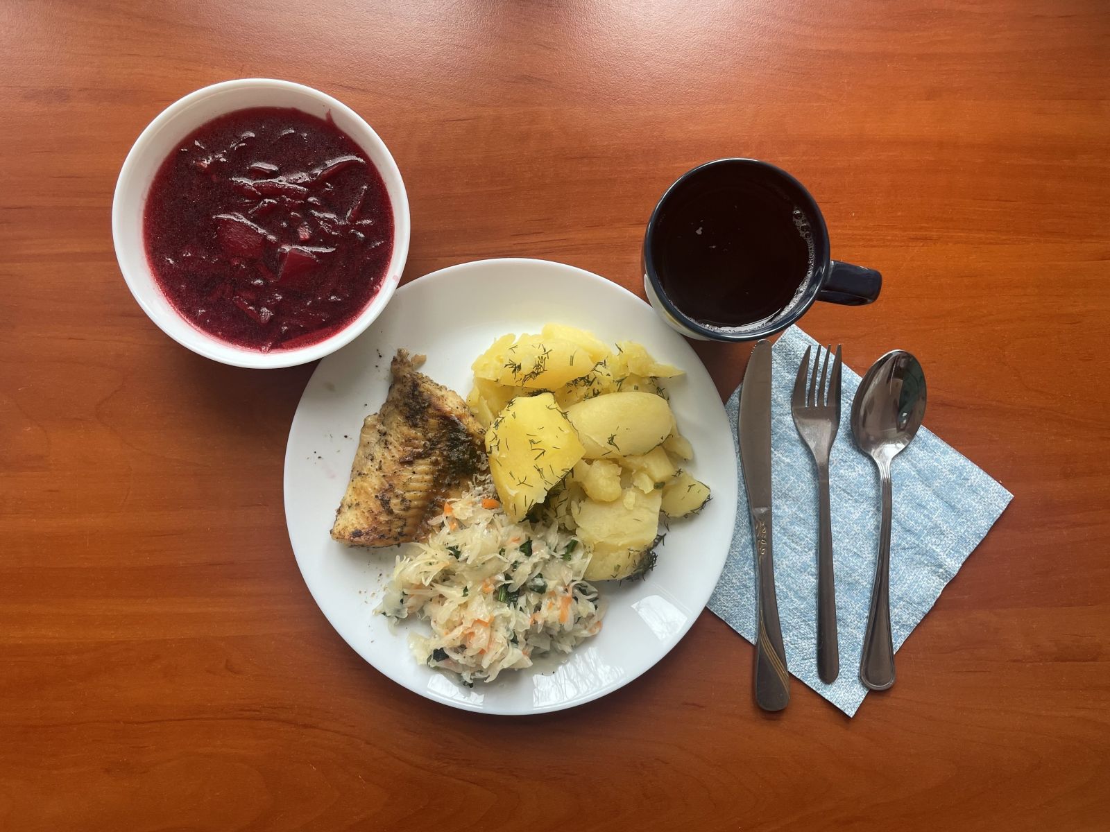 Barszcz czerwony, filet rybny duszony, ziemniaki, kapusta i kompot.