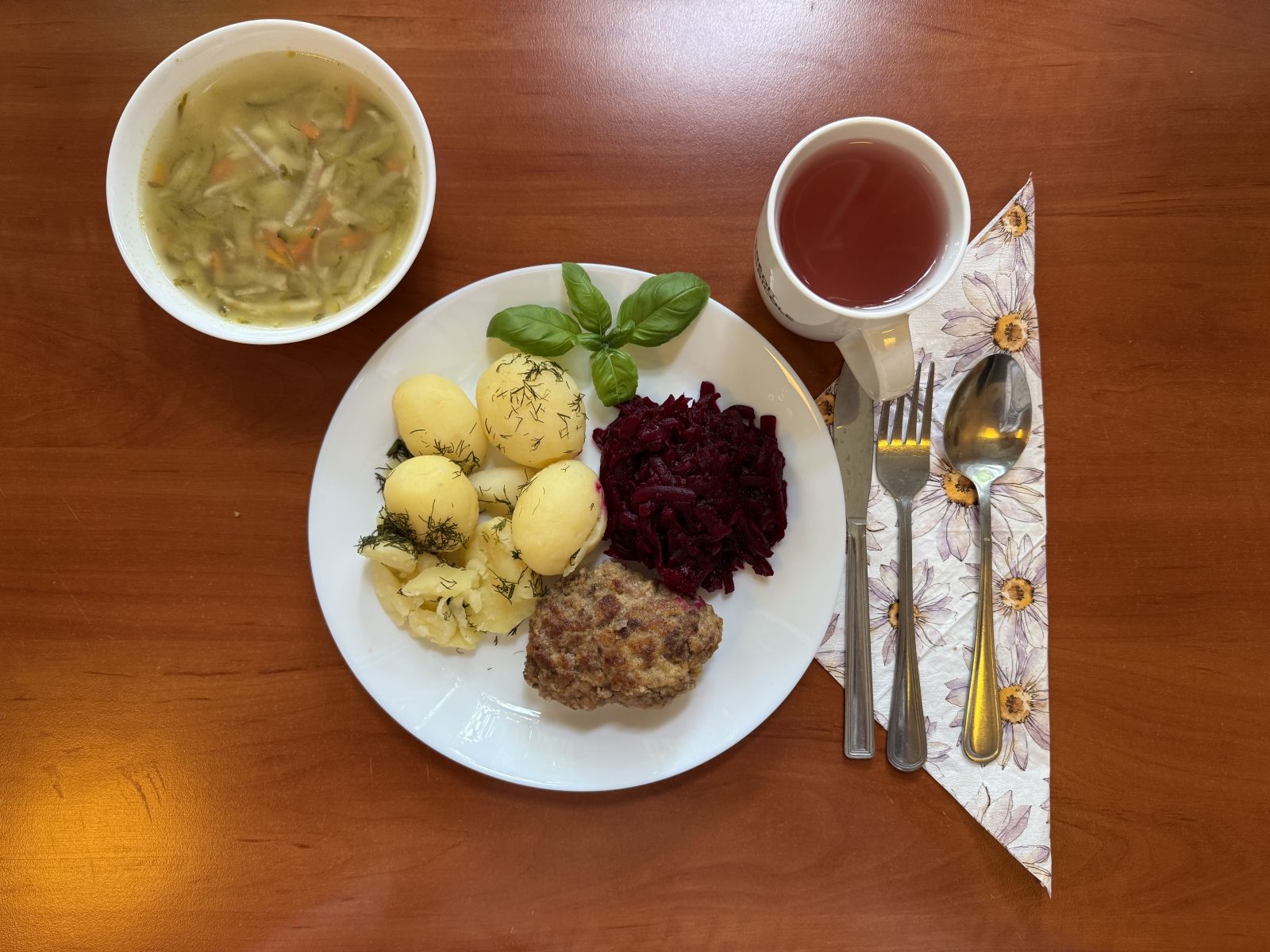 Zupa ogórkowa, kotlet mielony drobiowy, ziemniaki, buraczki i kompot